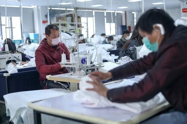 防護(hù)服緊缺？這家僅用了5天時(shí)間轉(zhuǎn)產(chǎn)防護(hù)服，日產(chǎn)量已達(dá)9000件