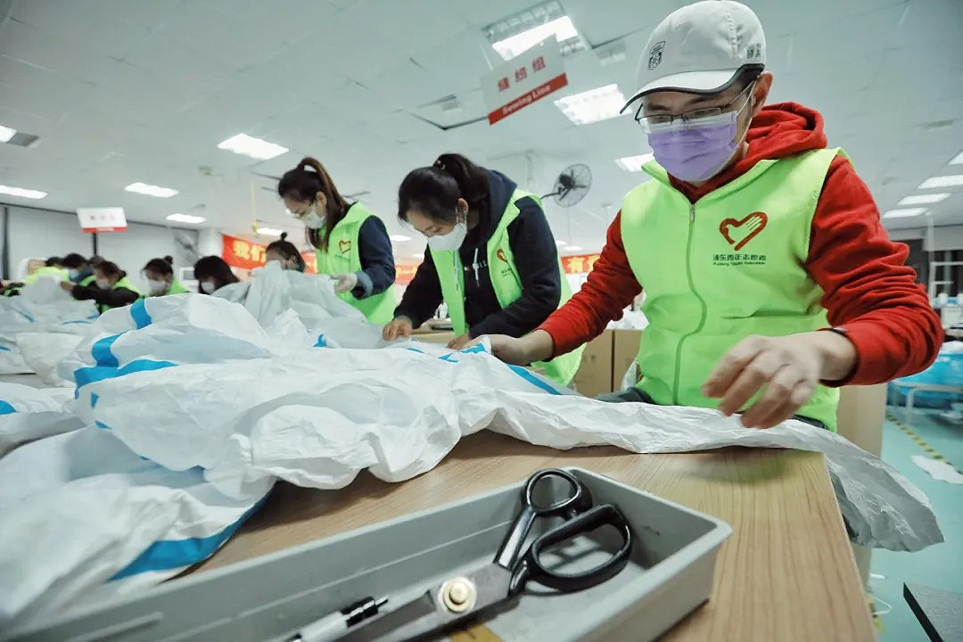 這些“守護(hù)者”們?cè)谏虾Ｕ\格干了件大事！——20天，750人次，經(jīng)手近4萬件防護(hù)服！