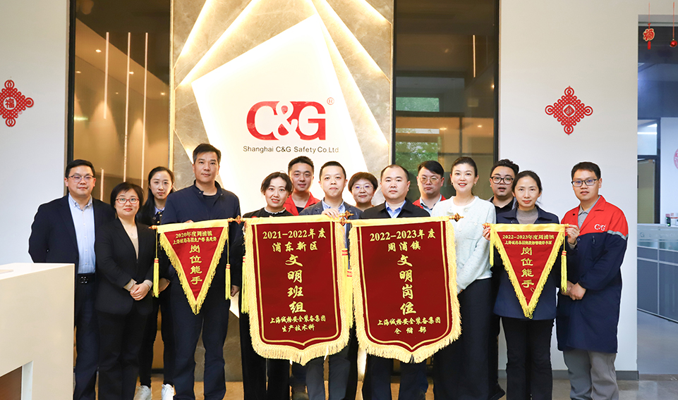 上海誠格集團(tuán)舉行 “文明班組”“文明崗位”、“崗位能手”授錦旗儀式